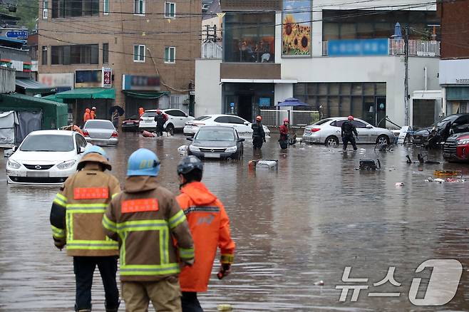 대구 북구 노곡동 마을이 집중호우에 침수돼 119구조대가 수색하고 있다. /뉴스1 ⓒ News1 공정식 기자