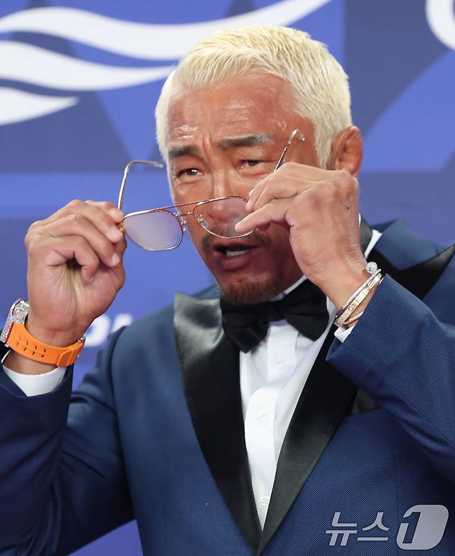 격투기 선수 추성훈이 18일 인천 중구 파라다이스시티에서 열린 ‘제4회 청룡시리즈어워즈’에 김이 서린 안경을 끼고 레드카펫을 밟고 있다. ⓒ News1 권현진 기자