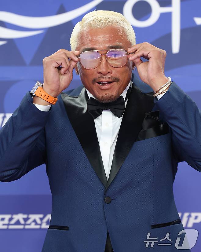 격투기 선수 추성훈이 18일 인천 중구 파라다이스시티에서 열린 ‘제4회 청룡시리즈어워즈’에 김이 서린 안경을 끼고 포즈를 취하고 있다. ⓒ News1 권현진 기자