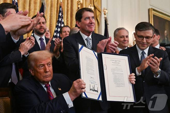 도널드 트럼프 미국 대통령이 18일(현지시간) 미국 워싱턴 백악관에서 '지니어스법'에 서명하고 있다. 2025.7.18 ⓒ 로이터=뉴스1 ⓒ News1 김경민 기자