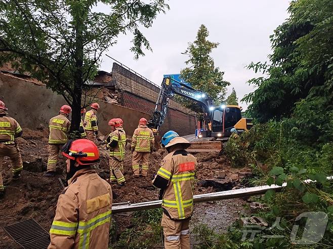 16일 경기 오산 가장교차로 고가도로 옹벽이 폭우로 인해 붕괴, 차량 2대가 깔리는 사고가 발생했다. (경기도소방재난본부 제공. 재판매 및 DB 금지) 2025.7.16/뉴스1