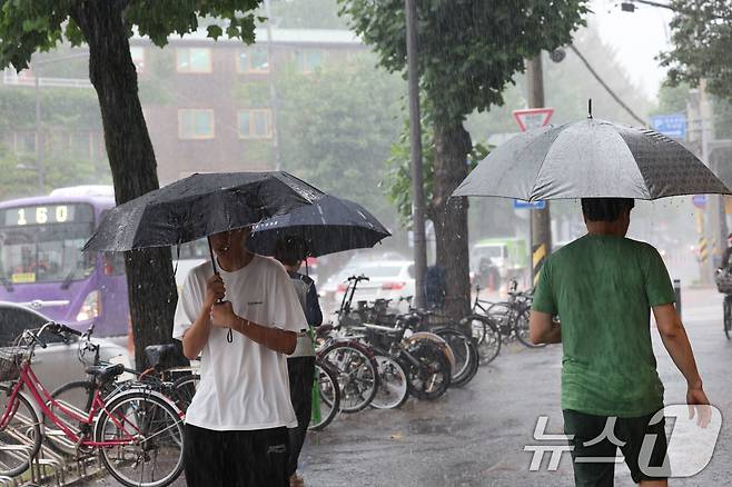호우주의보에 내려진 18일 광주 북구 용봉동 북구청 일대에 시민들이 우산을 쓴 채 지나가고 있다. 2025.7.18/뉴스1 ⓒ News1 박지현 기자