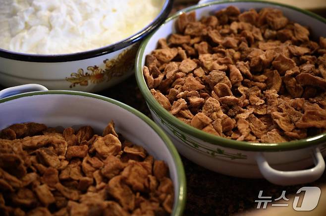 바삭하고 고소한 츠바르치라는 돼지기름 과자(크로아티아관광청 제공)