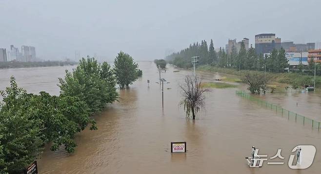 홍수주의보 내려진 울산 태화강 태화교의 19일 모습.(독자제공. 재판매 및 DB금지)