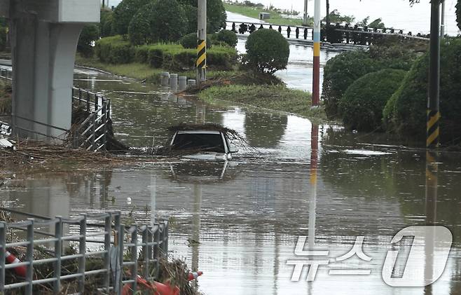 19일 내린 폭우로 울산시 중구 울산교 하부 도로에서 차량이 물에 잠겨있다. 2025.7.19/뉴스1 ⓒ News1 조민주 기자