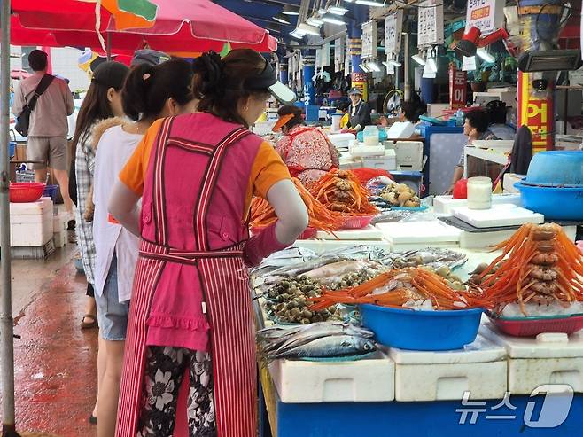 토요일인 19일 강원 동해시 묵호항 어판장에서 해산물을 고르는 나들이객.2025.7.19/뉴스1