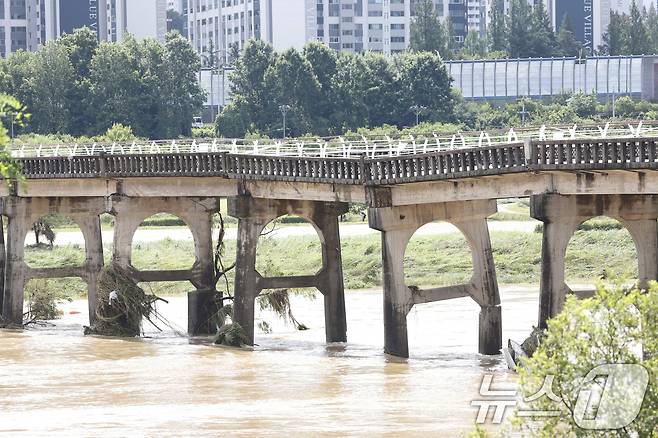 지난 18일 오전 광주 광산구 옛 산동교 다리가 전날 내린 폭우로 붕괴위험에 처하자 구청에서 통행금지 조치를 취했다. 옛 산동교는 1950년 처절한 전투가 있었던 곳으로 국가보훈처가 지정한 현충시설이다. 2025.7.18/뉴스1 ⓒ News1 김태성 기자