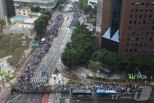 민주노총 조합원들이 19일 서울 중구 을지로 일대에서 2025민주노총, 총파업·총력투쟁 대행진 집회에서 행진을 하고 있다. 2025.7.19/뉴스1 ⓒ News1 김도우 기자