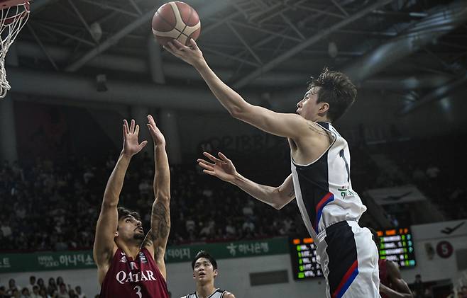 대표팀 이현중이 18일 안양 정관장 아레나에서 열린 2025 남자농구 국가대표 평가전 카타르와 1차전에서 2쿼터 버저비터 레이업을 넣고 있다. 사진 | 대한민국농구협회