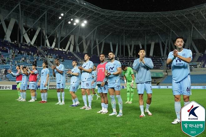 대구 선수들이 18일 김천전에서 패한 뒤 팬께 인사하고 있다. 사진 | 한국프로축구연맹