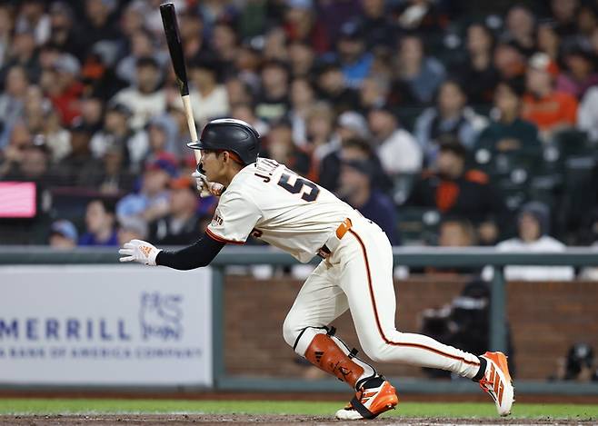 이정후가 타구를 바라보고 있다. 사진 | EPA 연합뉴스