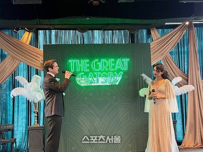 15일 뮤지컬 ‘위대한 개츠비’ 오리지널 서울 론칭 프레스콜에서 (왼쪽부터) ‘개츠비’ 역 매트 도일과 ‘데이지’ 역 센젤 아마디가 대표 넘버 ‘My Green Light’를 선보이고 있다. 사진 | 표권향 기자 gioia@sportsseoul.com