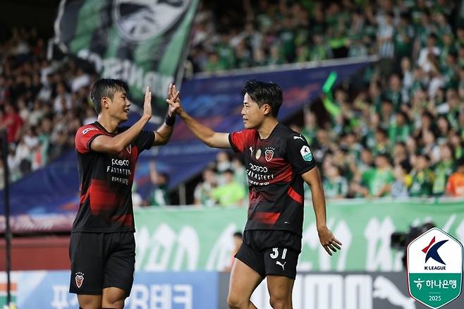 홍윤상(오른쪽)이 19일 전북전에서 선제골을 넣은 후 기뻐하고 있다. 사진 | 한국프로축구연맹