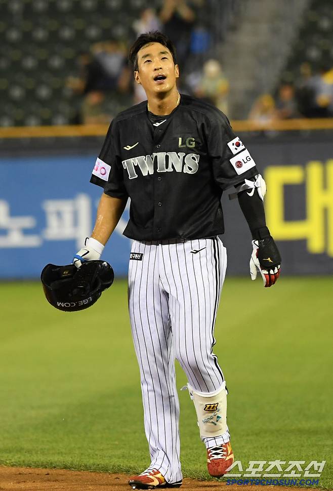 18일 잠실구장에서 열린 LG 트윈스와 NC 다이노스의 경기. 9회말 1사 1,3루 LG 송찬의가 내야 땅볼로 경기를 끝낸 뒤 환호하고 있다. 잠실=박재만 기자 pjm@sportschosun.com/2025.06.18/