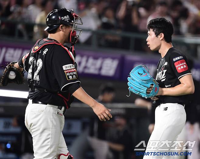 28일 부산 사직구장에서 열린 롯데와 KT의 경기. KT가 롯데에 승리했다. 경기 종료 후 승리의 기쁨을 나누고 있는 KT 장성우, 원상현. 부산=송정헌 기자songs@sportschosun.com/2025.06.28/