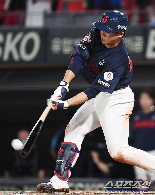 4일 광주 기아 챔피언스필드에서 열린 롯데-KIA전. 8회초 1사 1루 박찬형이 안타를 치고 있다. 광주=정재근 기자 cjg@sportschosun.com/2025.7.4/