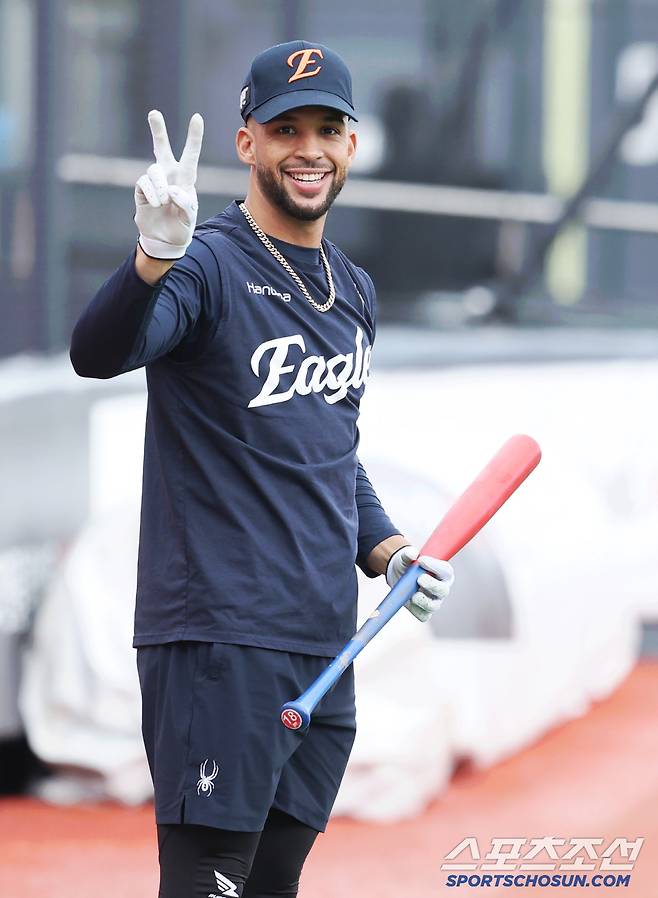 밝은 표정으로 브이 포즈를 취하고 있는 한화 리베라토.