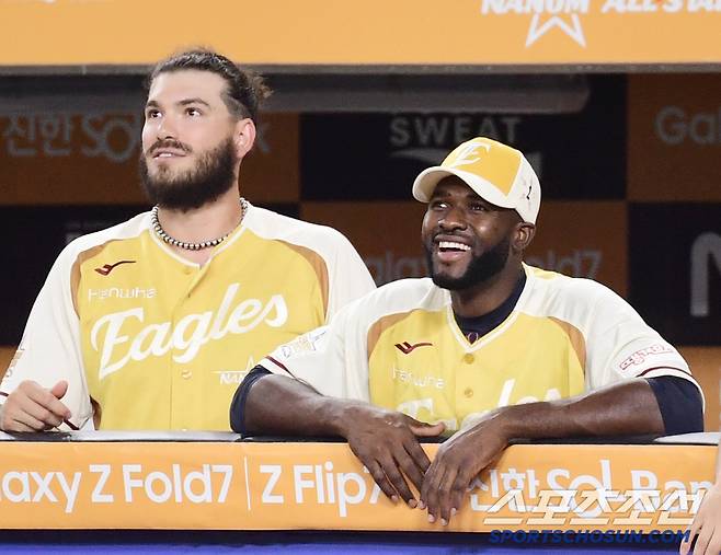 12일 대전 한화생명볼파크에서 열린 2025 KBO 올스타전, 폰세와 함께 경기를 지켜보는 한화 플로리얼. 대전=송정헌 기자songs@sportschosun.com/2025.07.12/