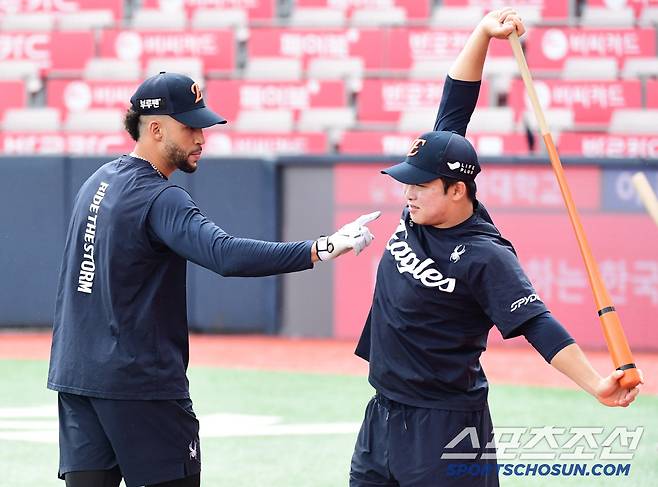 19일 수원 케이티위즈파크에서 열리는 KT와 한화의 경기. 문현빈에게 장난을 걸고 있는 한화 리베라토. 수원=송정헌 기자songs@sportschosun.com/2025.07.19/