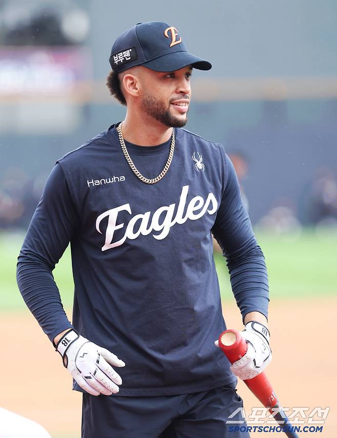 밝은 표정으로 훈련을 하고 있는 한화 리베라토.