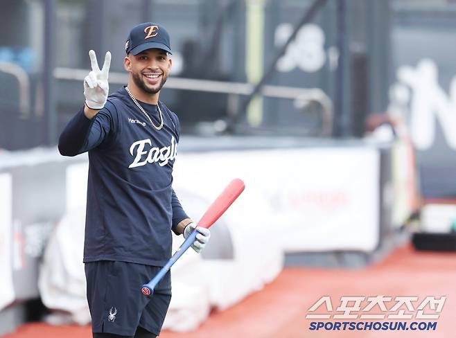 카메라를 향해 브이 포즈를 하고 있는 리베라토.