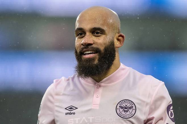 후벵 아모림 맨체스터 유나이티드 감독의 간절한 바람이 마침내 결실을 맺었다. 

맨유가 무려 세 번에 걸친 수정 제안 끝에 브렌트포드로부터 특급 공격수 브라이언 음뵈모의 이적을 승락받았다. 유럽 이적시장 소식 1티어 기자로 통하는 파브리지오 로마노는 '히얼위고'를 띄웠다. 이적 확정이라는 뜻이다.

TBR풋볼 기사캡쳐