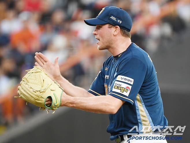 1일 대전 한화생명볼파크에서 열린 NC-한화전. NC 선발 라일리가 김형준 포수의 볼배합을 칭찬하고 있다. 대전=정재근 기자 cjg@sportschosun.com/2025.7.1/