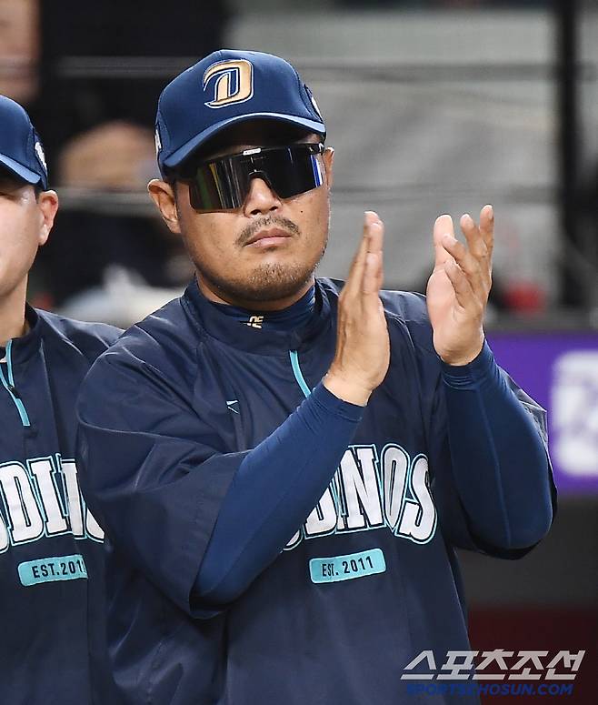 2일 대전 한화생명볼파크에서 열린 NC-한화전. NC가 2대0으로 승리했다. 이호준 감독이 선수들에게 박수를 보내고 있다. 대전=정재근 기자 cjg@sportschosun.com/2025.7.2/
