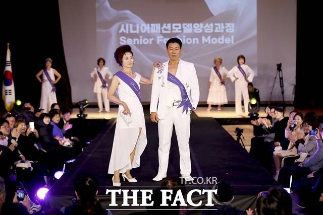 지난해 서울 성동구 1기 시니어 모델 양성교육 과정을 수료한 전재희(66, 오른쪽)·박은숙(64, 왼쪽) 씨가 런웨이 패션쇼에서 포즈를 취하고 있다. /성동구