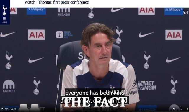 19일 레딩과 프리시즌 첫 경기를 앞두고 취임 후 첫 기자회견을 갖고 있는 토트넘의 토마스 프랑크 감독./토트넘