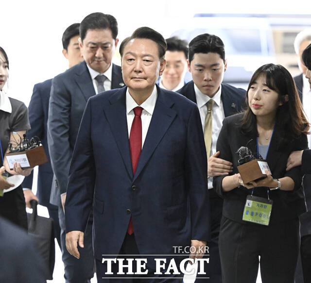 윤석열 전 대통령이 9일 서울 서초구 서울중앙지방법원에서 구속 전 피의자심문(영장실질심사)을 받기 위해 출석하고 있다. 2025.07.09 사진공동취재단