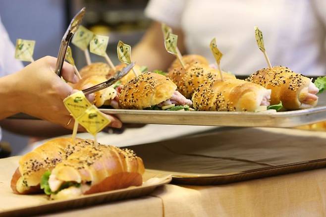 지난 4월 서울 강남구 코엑스에서 열린 '2025 한국국제베이커리페어'에서 제빵사가 빵을 진열하고 있다. 사진은 기사 중 특정 표현과 무관. 연합뉴스