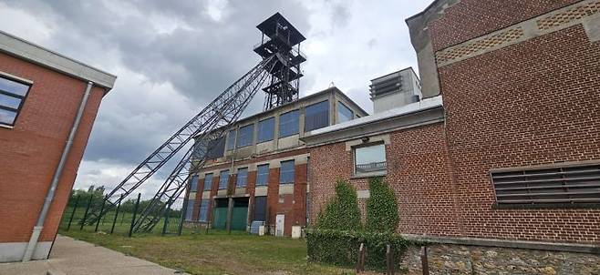 석탄 가공 시설을 살려 만든 11/19 기지. 전진영 기자.