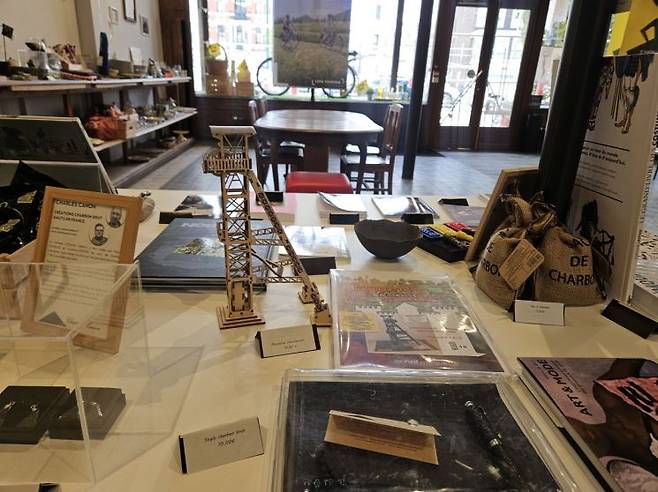 프랑스 랑스에서 판매하는 석탄과 탄광 관련 기념품들. 전진영 기자.