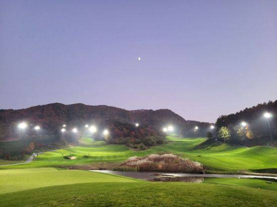 폭염을 피해 야간에 라운드를 할 때는 철저한 준비가 필요하다. 사진제공=장수골프리조트