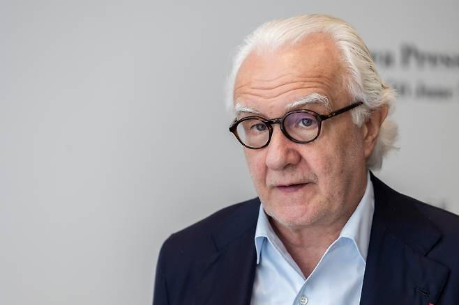 알랭 뒤카스는 “비행기 추락 사고로 병상에 누워 있던 1년은 내 인생의 결정적 순간이었다”고 했다. /이신영 영상미디어 기자