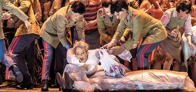 소련 작곡가 쇼스타코비치의 오페라 '므첸스크의 레이디 맥베스'. 작곡가는1934년 이오페라를 발표한 뒤 스탈린의 비판을 받고 숙청 위기에 몰리기도 했다. /영국 로열 오페라 하우스