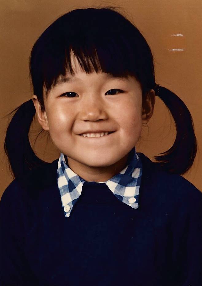 네덜란드 입양 후 촬영한 증명 사진 속 어린 미샤. 따뜻한 가정에서 밝게 자랐지만, 동네 유일의 아시아인이었던 그는 언제나 '출신'을 추궁당해야했다. /미샤 블록