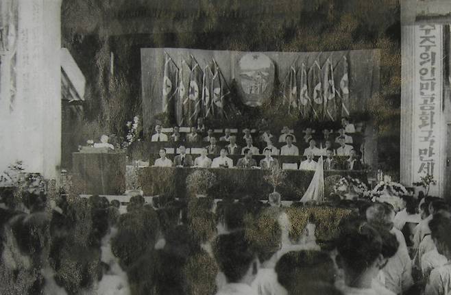 1948년 8월 21일부터 26일까지 해주에서 열린 '남조선인민대표자대회' 주석단. 가운데 흰옷 입은 남성이 김일성, 그 옆에 고개를 왼쪽으로 돌린 남성이 박헌영이다. /국사편찬위원회