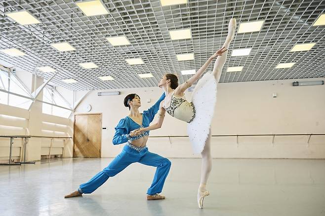 17일 클래식 발레 '라 바야데르'의 주역 '솔로르'로 '마린스키 발레' 입단 뒤 첫 전막 데뷔 무대를 가진 발레리노 전민철(왼쪽)과 상대역 '니키아'를 맡은 수석 무용수 나데즈다 바토에바. /사진가 미하일 비추쿠크, 마린스키극장