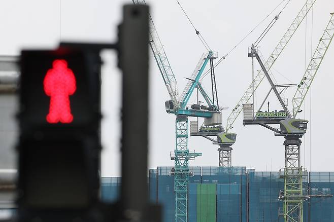 지난해 6월 24일 서울 시내 공사 현장에 설치된 타워크레인의 모습. /뉴스1