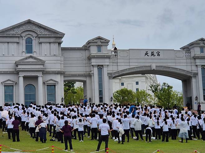 김건희 특검팀이 18일 건진법사 청탁 의혹 관련 경기 가평군 설악면 소재 통일교 본부를 압수수색한 가운데 신도들이 본부 입구에서 예배를 하고 있다. /뉴스1