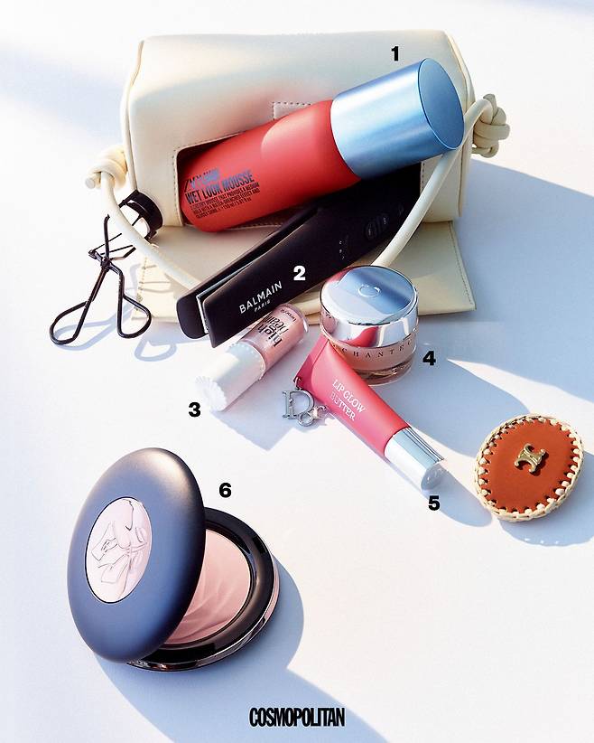 박시 백 9만9천9백원 Charles & Keith. 라피아 헤어 클립 84만원 Celine. 풀 래쉬 컬러 2만7천원 M.A.C.