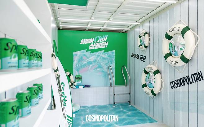 여름 해변 콘셉트로 꾸민 코스모 트레일러 with Sprite 내관.