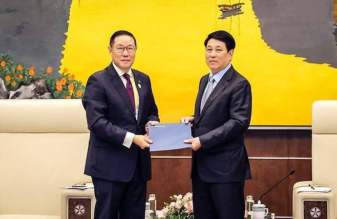 조현상 HS효성 부회장이 15일 베트남 하이퐁에서 르엉 끄엉 베트남 국가주석을 만나 APEC공식 초청장을 전달하고 있다. ⓒHS효성