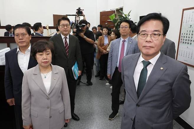 송언석 비대위원장 등 국민의힘 원내지도부가 18일 김건희 특검의 권성동 의원실 압수 수색 등에 항의하며 국회의장실로 향하고 있다. ⓒ연합뉴스