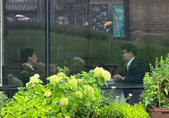 한동훈 국민의힘 전 대표와 안철수 국민의힘 의원이 19일 서울 경복궁 인근에 위치한 한 식당에서 오찬 회동을 가졌다. ⓒ온라인 커뮤니티 사이트