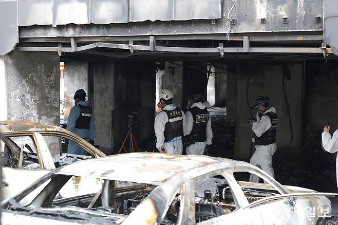 18일 오전 경기 광명시 소하동의 아파트 화재 현장에서 소방 당국 관계자들이 합동 감식을 하고 있다. 전날 발생한 이 불로 주민 3명이 숨지고 64명이 다쳤다. 광명=변영욱 기자 cut@donga.com