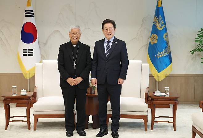 이재명 대통령(오른쪽)이 7일 오후 서울 용산 대통령실에서 유흥식 추기경을 접견하고 있다. 대통령실 제공