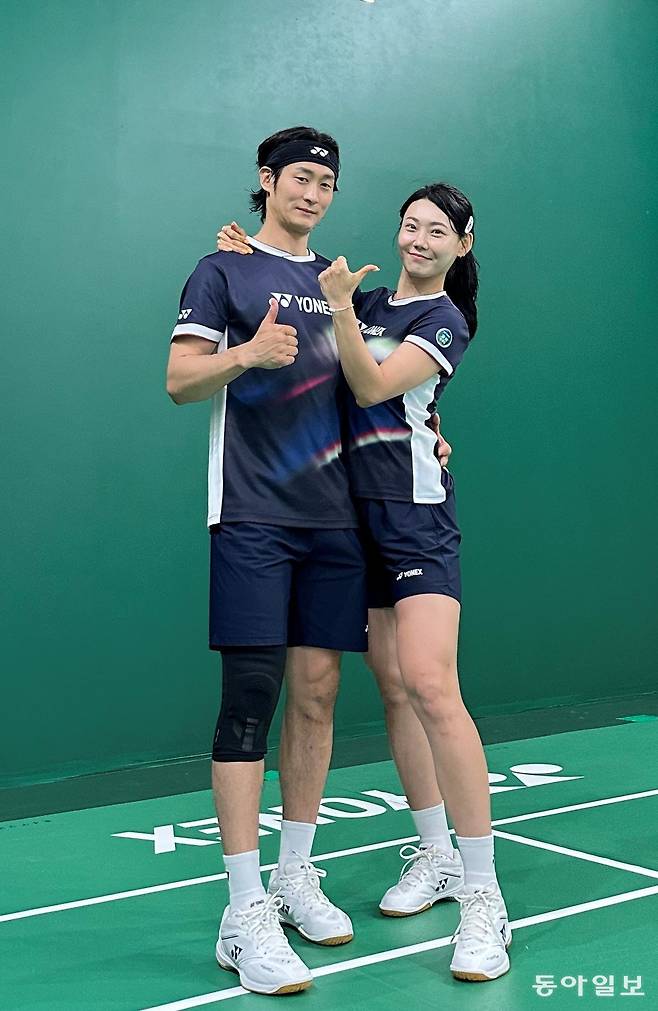 김성민 씨(오른쪽)가 남편 이종현 씨와 포즈를 취했다. 김성민 씨 제공.